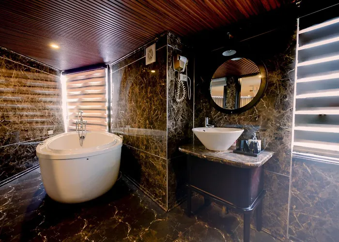 Amanda Cruise 5 Star Bay Botel Hạ Long
